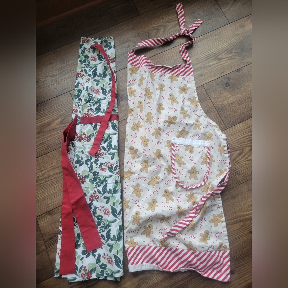 Christmas Aprons Lot Of 2 Mistletoe & Gingerbread Man